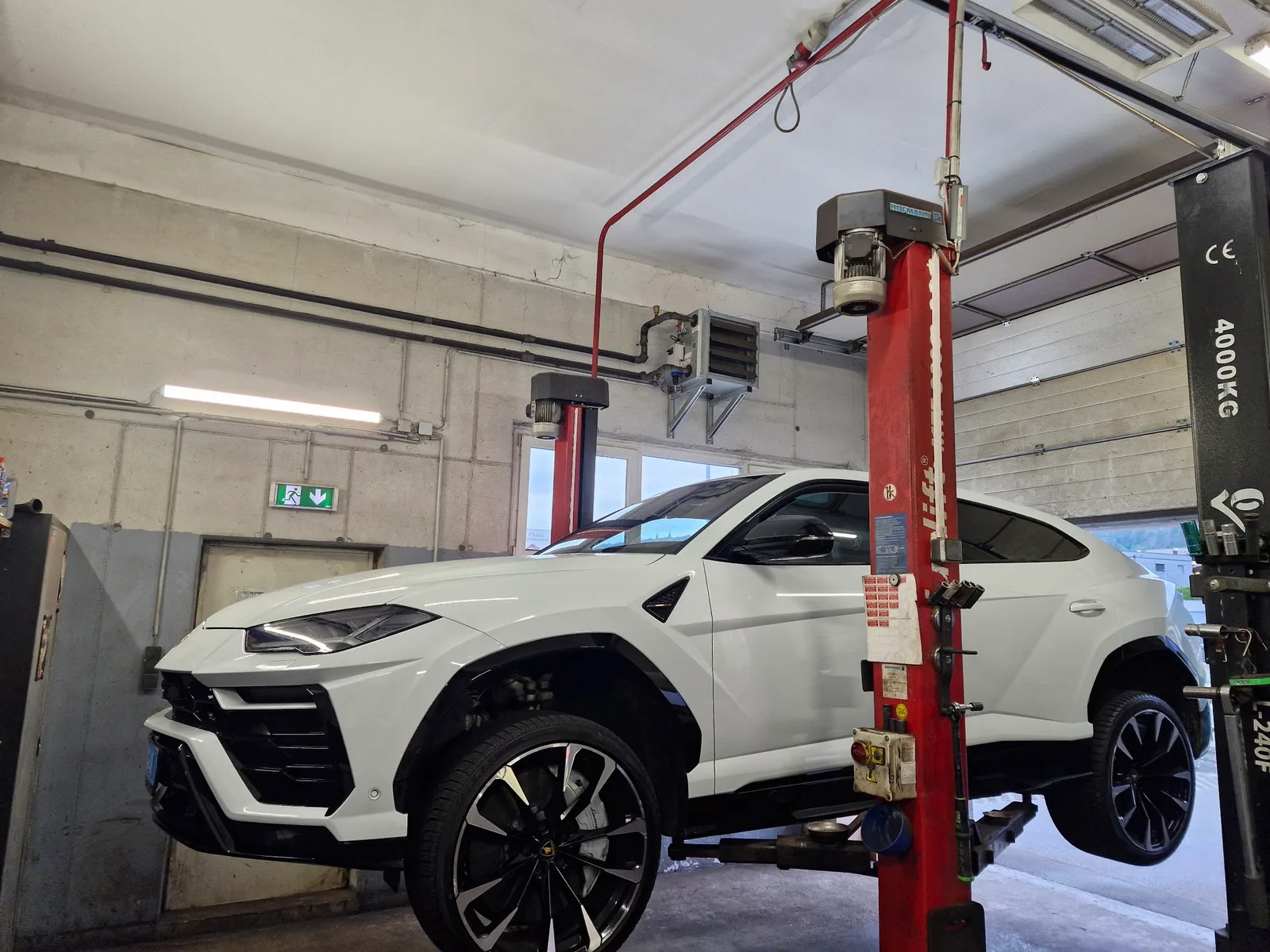 Fahrzeug auf der Hebebühne in der Kfz-Werkstatt