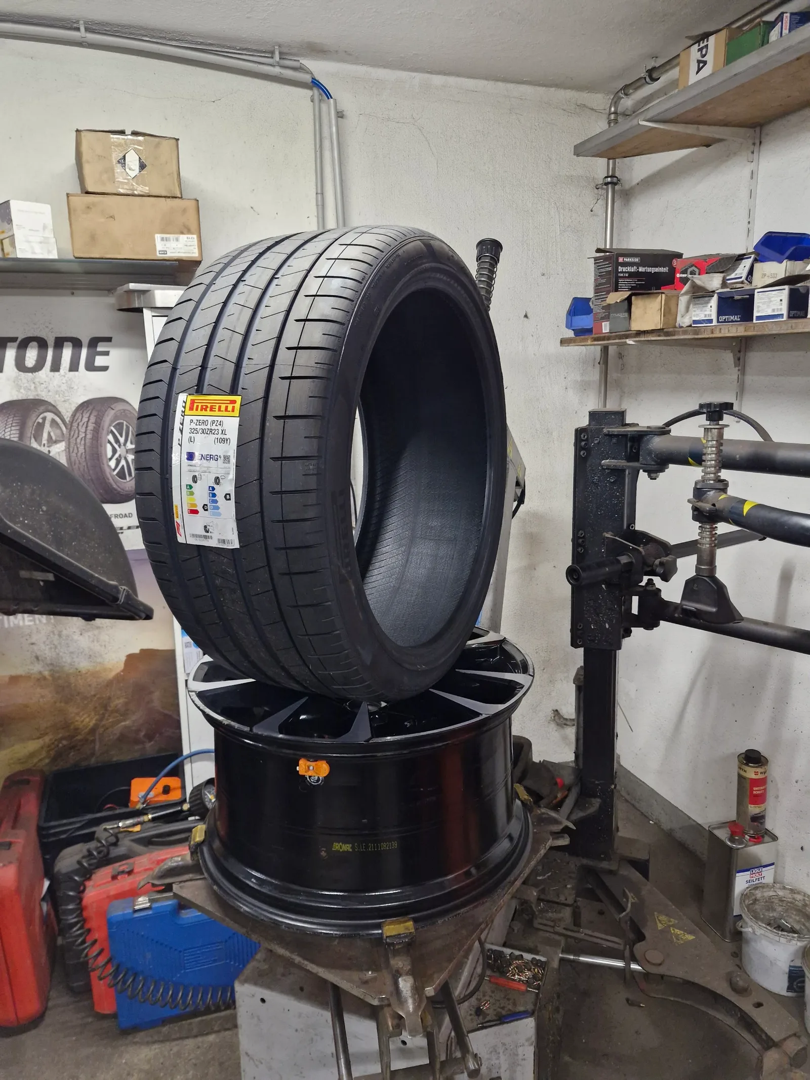 Reifenmontage an einer Maschine in der Werkstatt