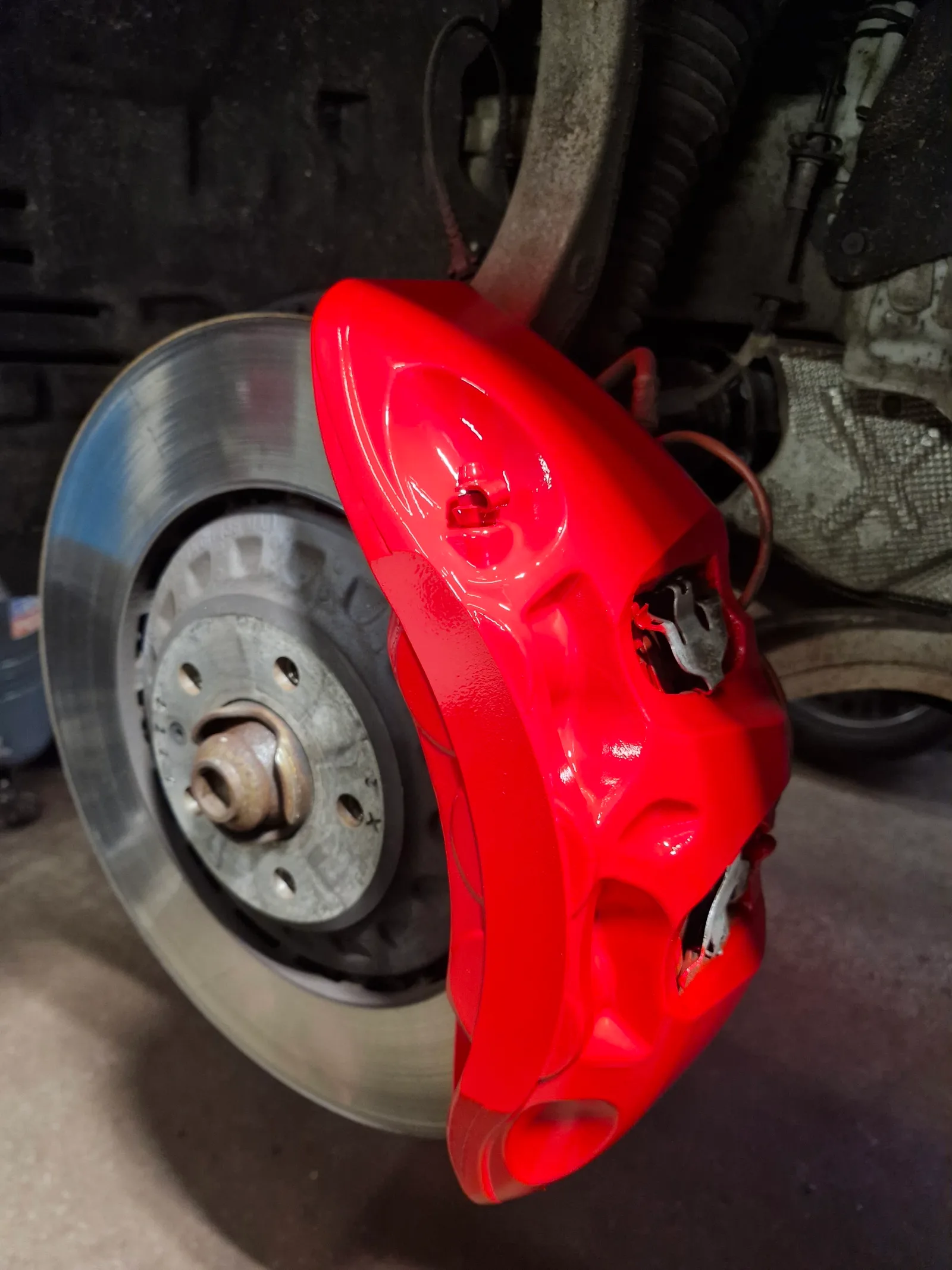 Rot lackierter Bremssattel an einem Fahrzeug